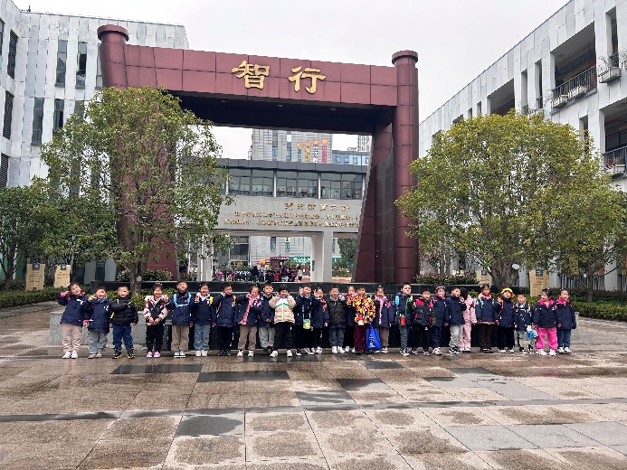 3.14大班组第一次参观小学报道_html_m4a112cb5.jpg