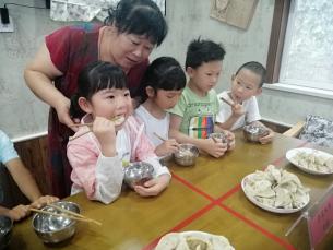 【生命迈幼.安全第一】“丰富膳食 快乐饺子”_html_53d2fae1.jpg