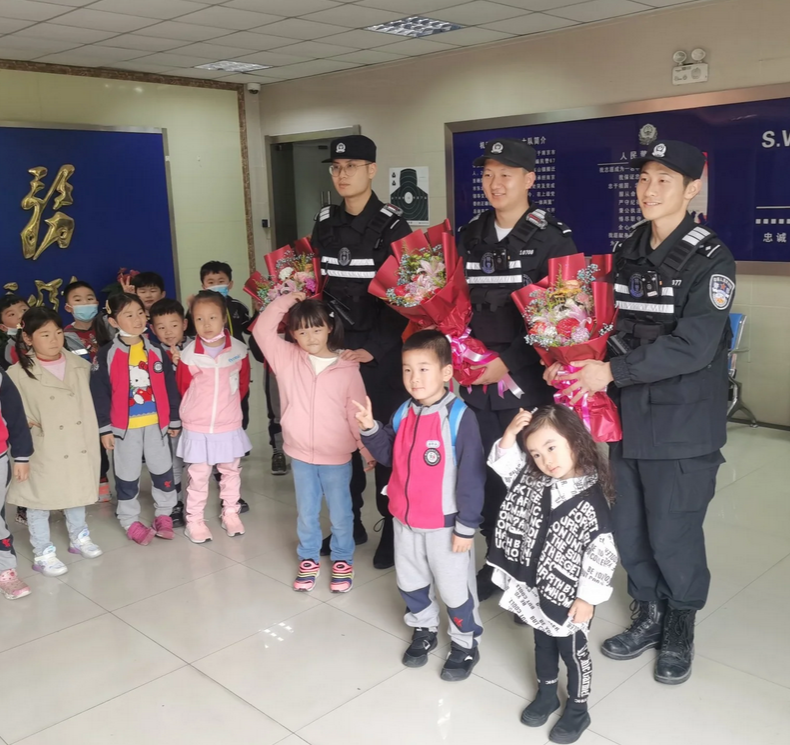 2021.4.22 刘莲 走进特警队，感受特警风采_html_43997204.png