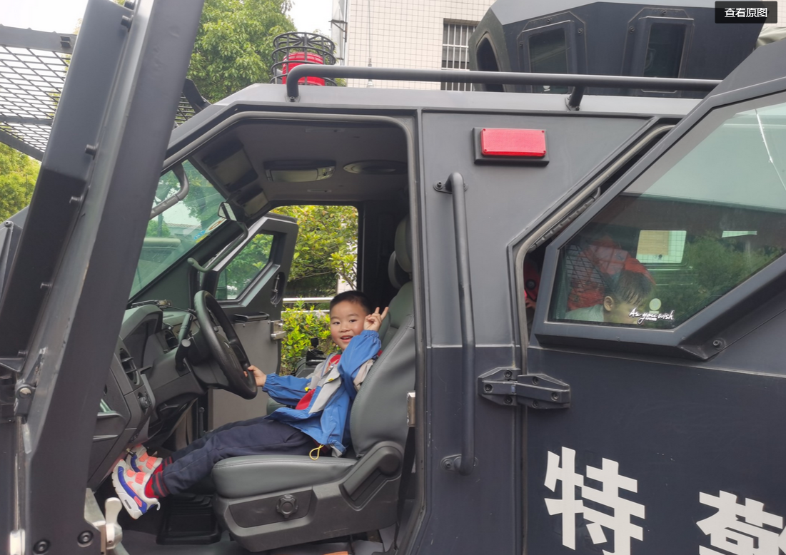 2021.4.22 刘莲 走进特警队，感受特警风采_html_m760e70aa.png