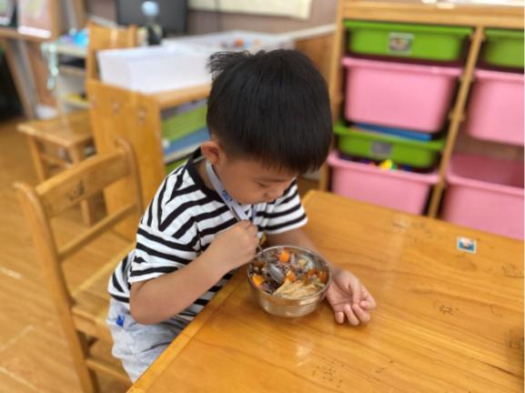 9.27小班组主题中审议 张茜茜_html_2b79f9f8.jpg