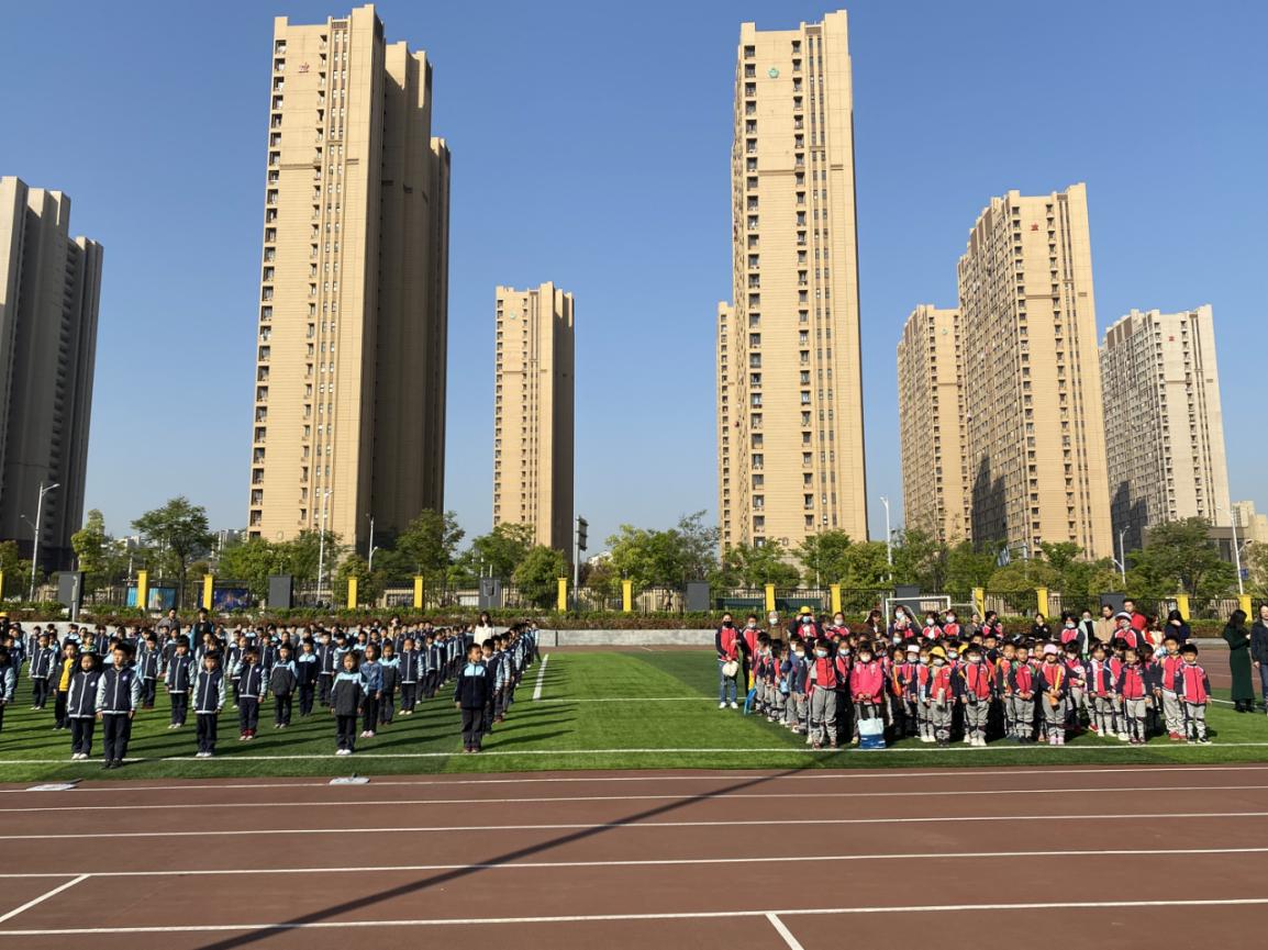 参观小学新闻稿(1)_html_ma3e1917.jpg