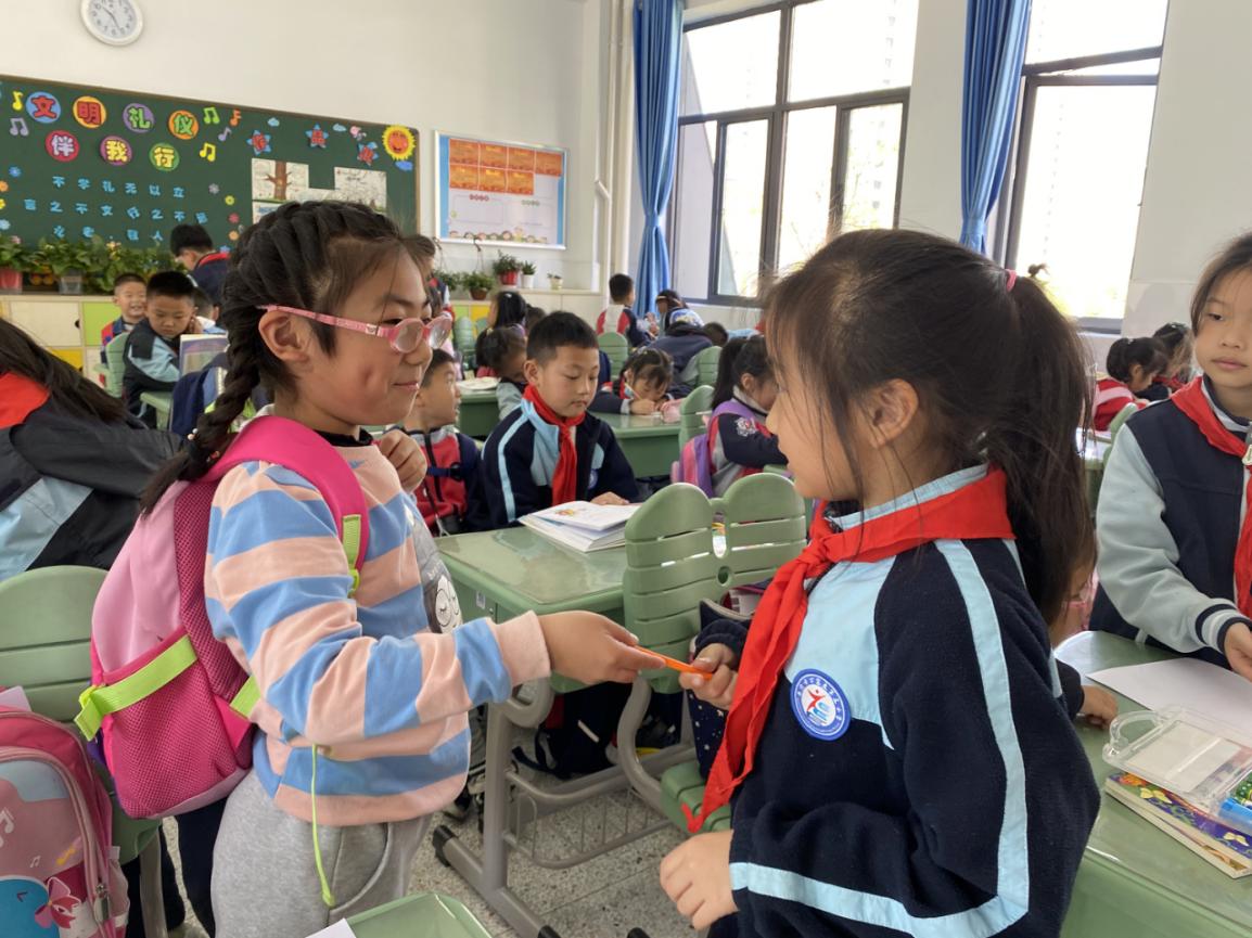 参观小学新闻稿(1)_html_m2fe9063a.jpg