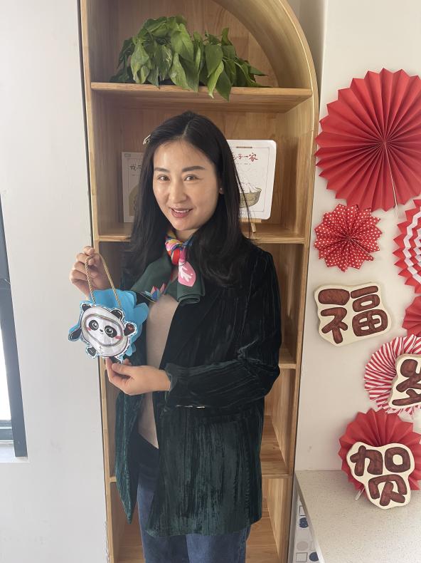【生命迈幼·教师风采】“巧手展风采，共燃冬奥情”——迈幼嘉誉山园保育员冬奥主题手工制作评比_html_7dc5818c.jpg