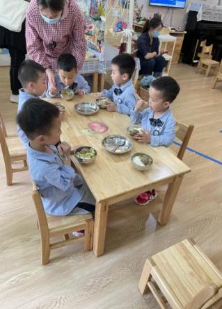 史秋梅【生命迈幼·花样童年】家园同行，见证成长(1)_html_72de6193.jpg