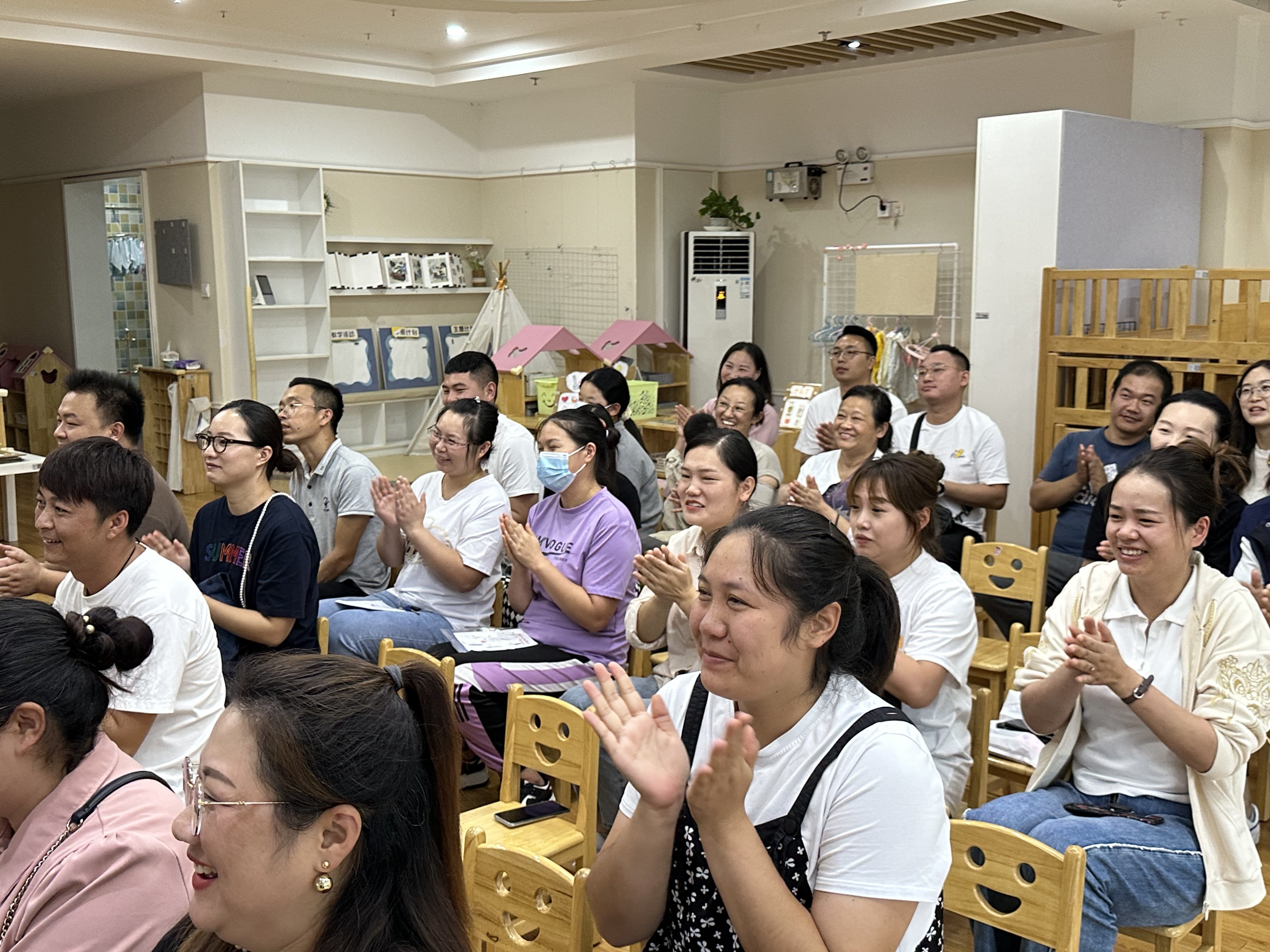2023.8秋季家长会新闻稿_html_767f4a42.jpg