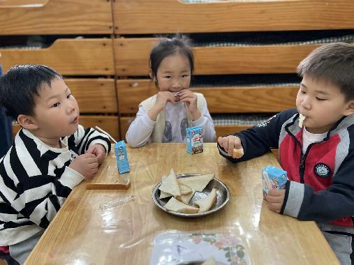 【生命迈幼·校园新闻】“心”相遇“爱”相伴——迈幼一园中班家长开放日活动_html_6a67e0bb.jpg