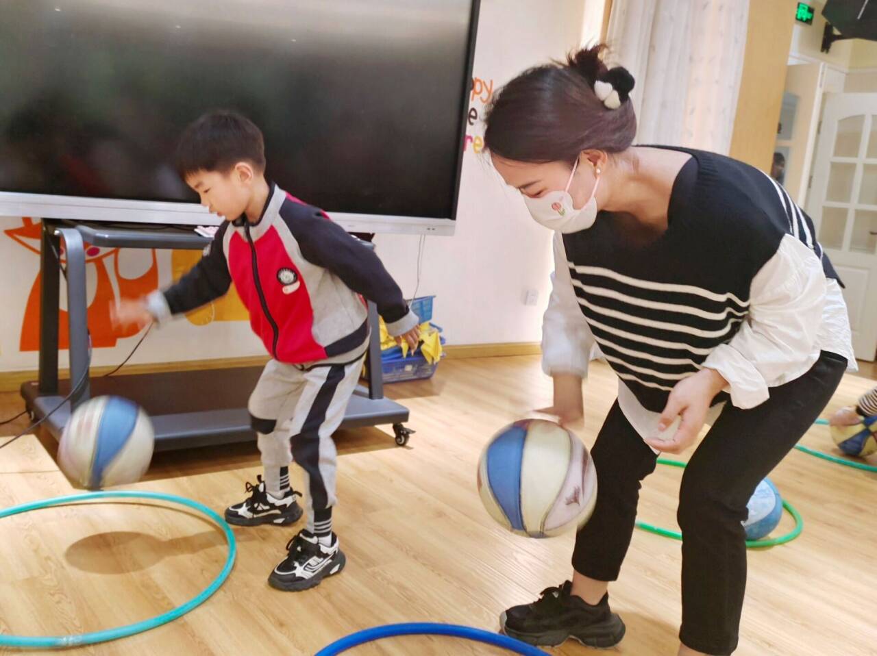 最美下雨天，“幼”与你相见——迈幼三园中班组家长开放日活动陈丹琴_html_m61da80f3.jpg