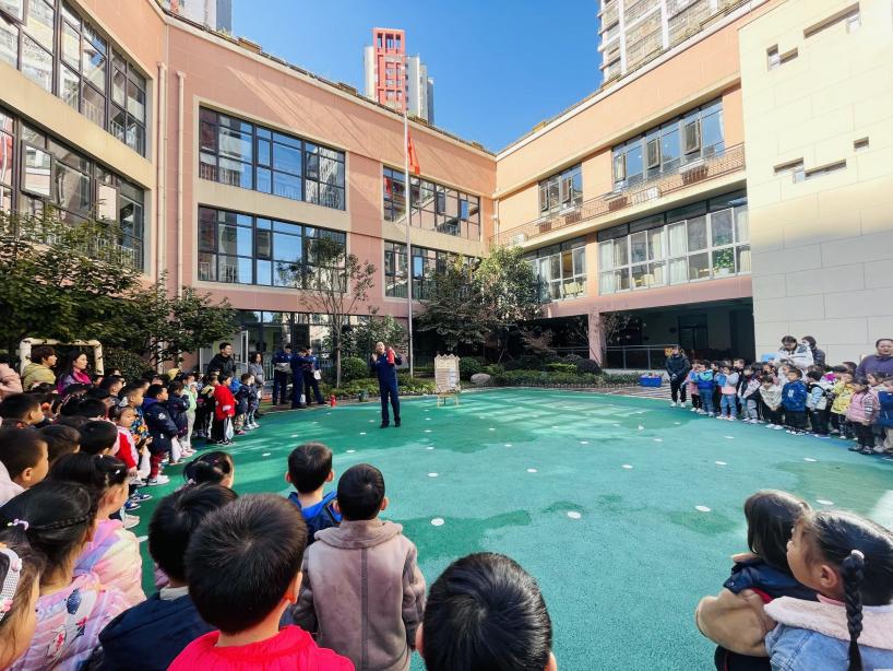 11.10迈幼一分园消防演练活动（终）_html_4d61f4a4.jpg