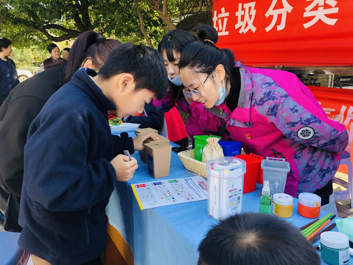 新闻稿：践行亲生命教育，青秀城分园党团志愿者走进社区_html_m321dfe33.jpg