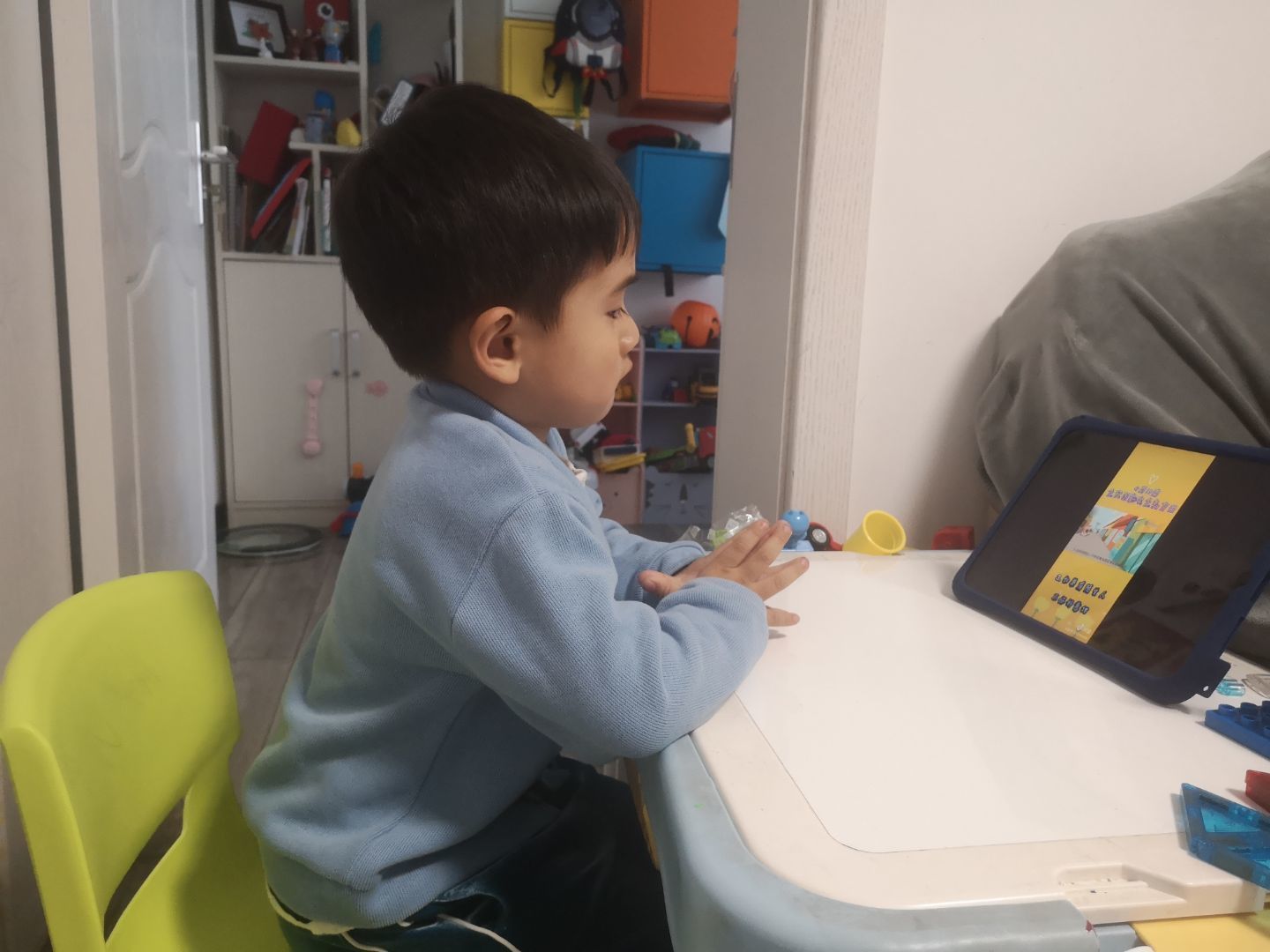 国家安全，铭记于心——迈皋桥幼儿园开展“全民国家安全教育日”系列专题活动新闻稿 张迪_html_28f7feb6.jpg