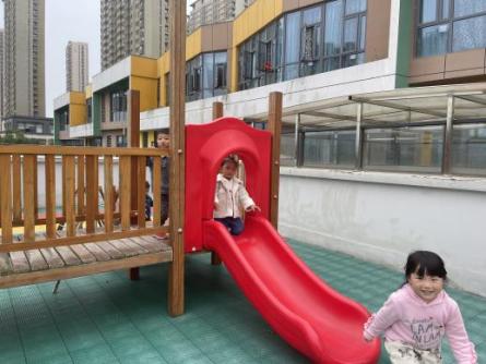 “咻”！滑滑梯 报道_html_mbb6d0e9.jpg