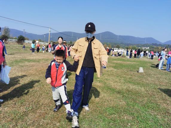 定稿：【生命迈幼·留住“秋”迹】探秘秋日，悦享秋游——迈幼嘉誉山分园秋游活动 (修改)_html_m4b4933db.jpg