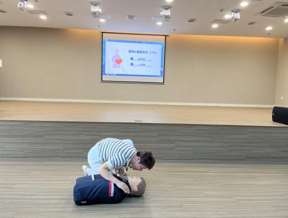 5.【生命迈幼·卫生保健】健康生活 “救”在身边--迈幼嘉誉山分园开展健康知识讲座_html_m660aa65a.jpg