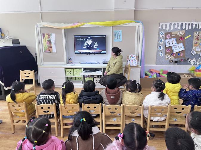 2023.12.15迈幼三园宪法活动报道_html_1fdd1f98.jpg
