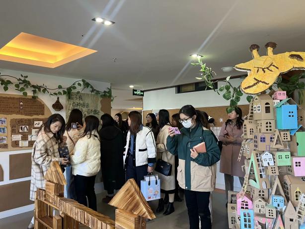名师参观进校园，观摩交流促成长----迈幼嘉誉山分园仪征市潘岚名师工作室参观活动(1)_html_29a29006.jpg
