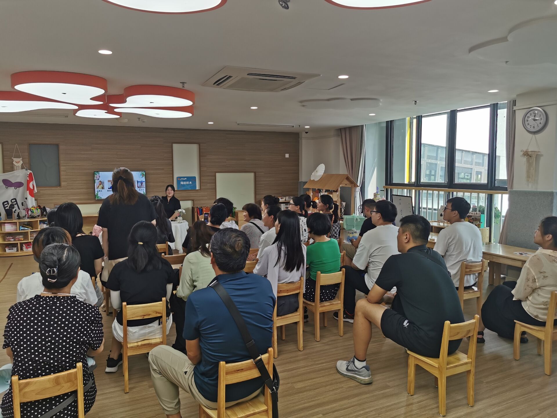 中大班家长会新闻稿_html_m196e5c22.jpg