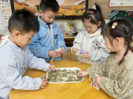 【生命迈幼·校园新闻】童心敬老 情暖重阳_html_m1da6af18.jpg