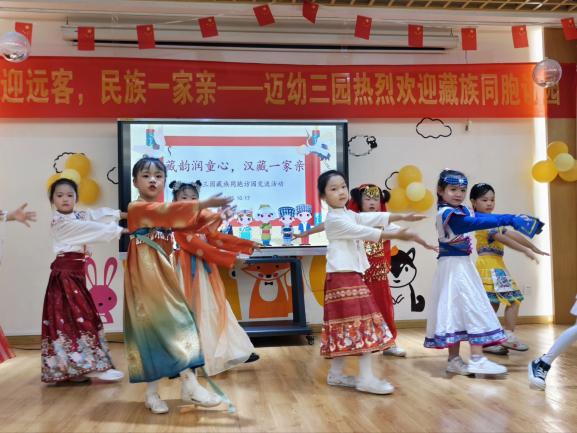 2025.10.17藏族同胞进校园(齐辰雨)_html_4d3b548a.jpg