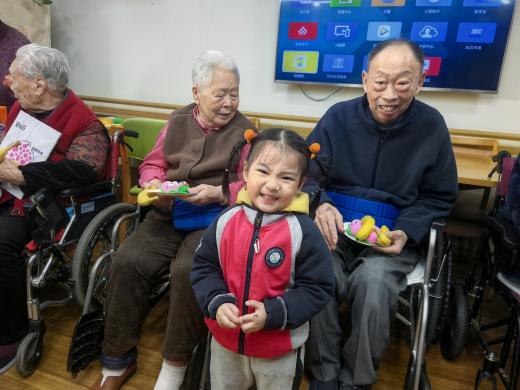 【生命迈幼·校园新闻】童心敬老 情暖重阳_html_61e57678.jpg