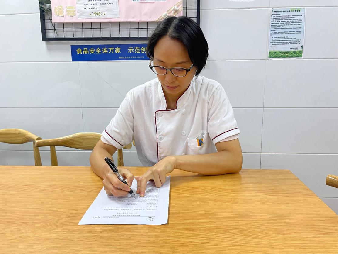 食堂人员理论知识比赛报道10.20_html_m3de1288e.jpg