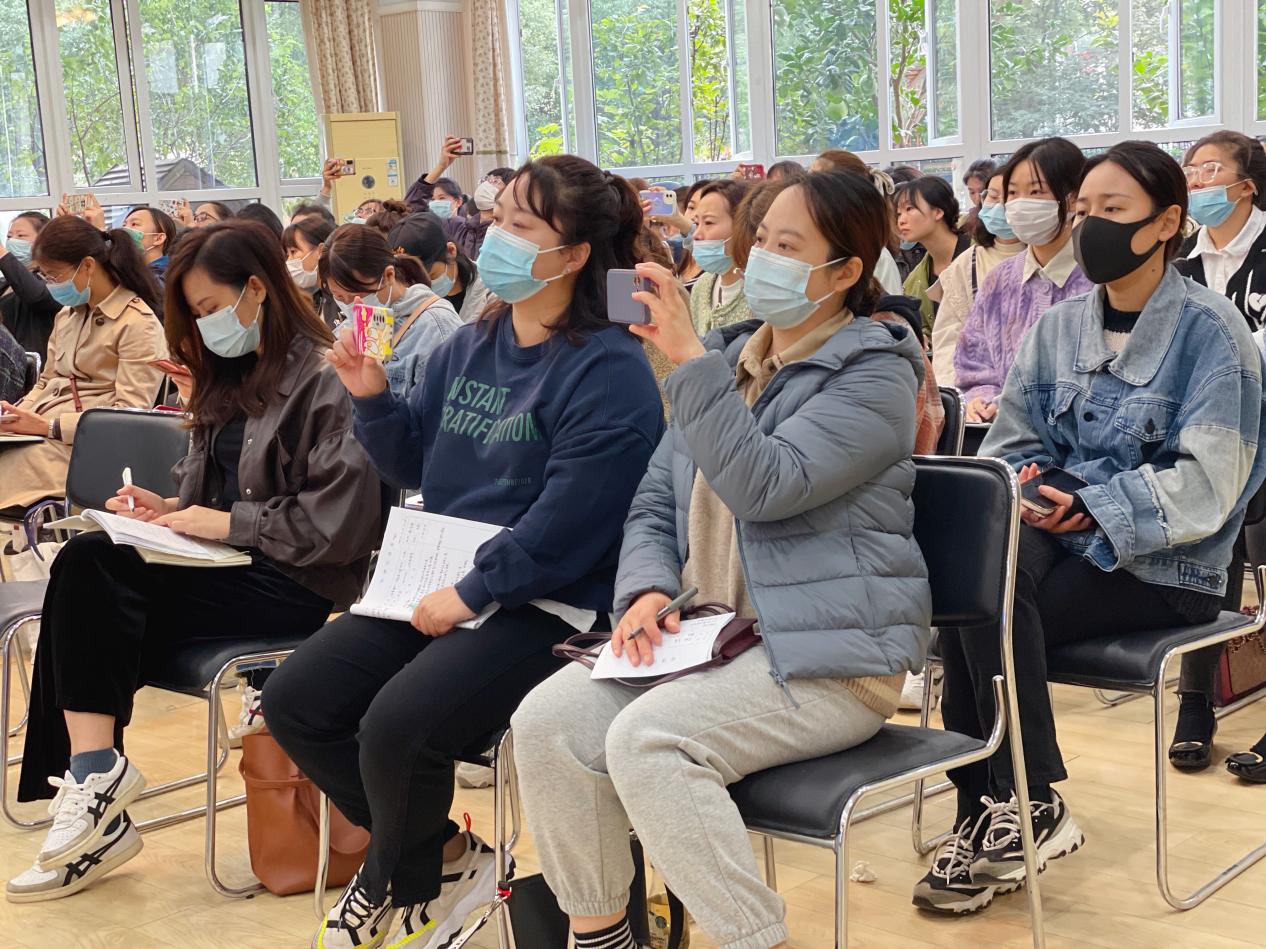 2021.10.25【生命迈幼·校园新闻】满园芬芳话教研 谱写栖霞新诗篇（微信版）_html_m7a58d3f2.jpg