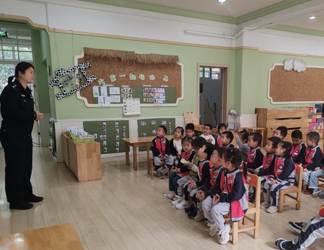 【生命迈幼•安全第一】记迈幼一园法制副校长进校园_html_m79e9fb46.jpg