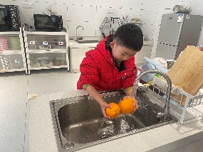 20250109【生活燕幼&middot;园区动态】温馨萌趣，生日悦享——十二月“小桃子”集体生日会_html_2d650247.jpg