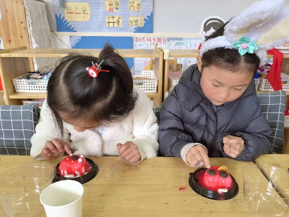 20240308【生活燕幼&middot;园区动态】新城分园：阳春三月，感恩有你——三八妇女节活动_html_37200115.jpg