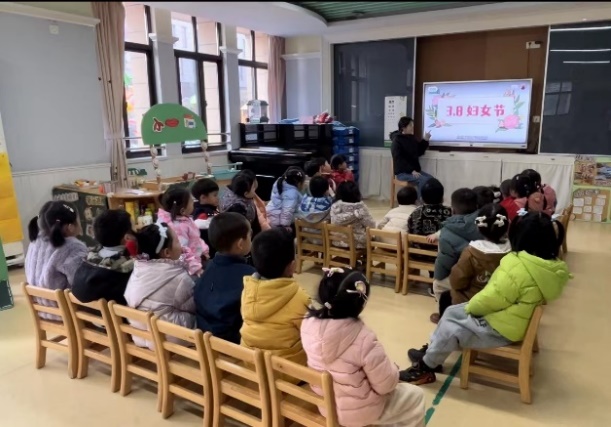 20240308【生活燕幼·园区动态】新城分园：阳春三月，感恩有你——三八妇女节活动_html_1599fdc8.jpg