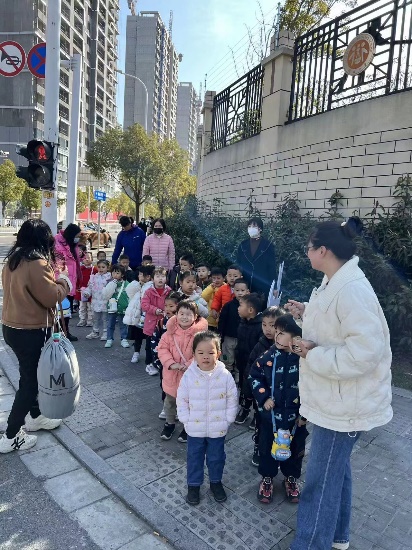 2024.03.16【生活燕幼·年级组动态】新城分园：“走进自然，拥抱春天”——小班组社区活动_html_6f38c6aa.jpg