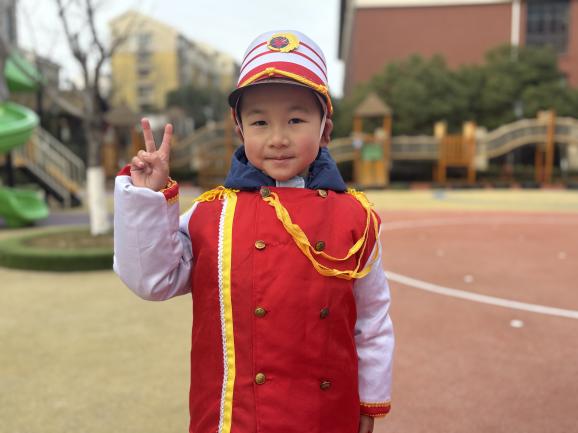 20250217【生活燕幼·园区动态】新城分园——大二班升旗仪式_html_187bbf97.jpg