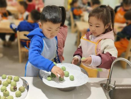 20240403【生活燕幼·园区动态】“浸润童心 情忆清明”——舌尖上的节气之清明_html_m6c5eaccc.jpg