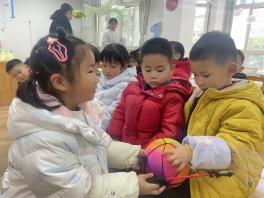 【生活燕幼·园区动态】中心园：“萌娃学雷锋，爱心在行动” ——雷锋日系列活动_html_74f39ca6.jpg