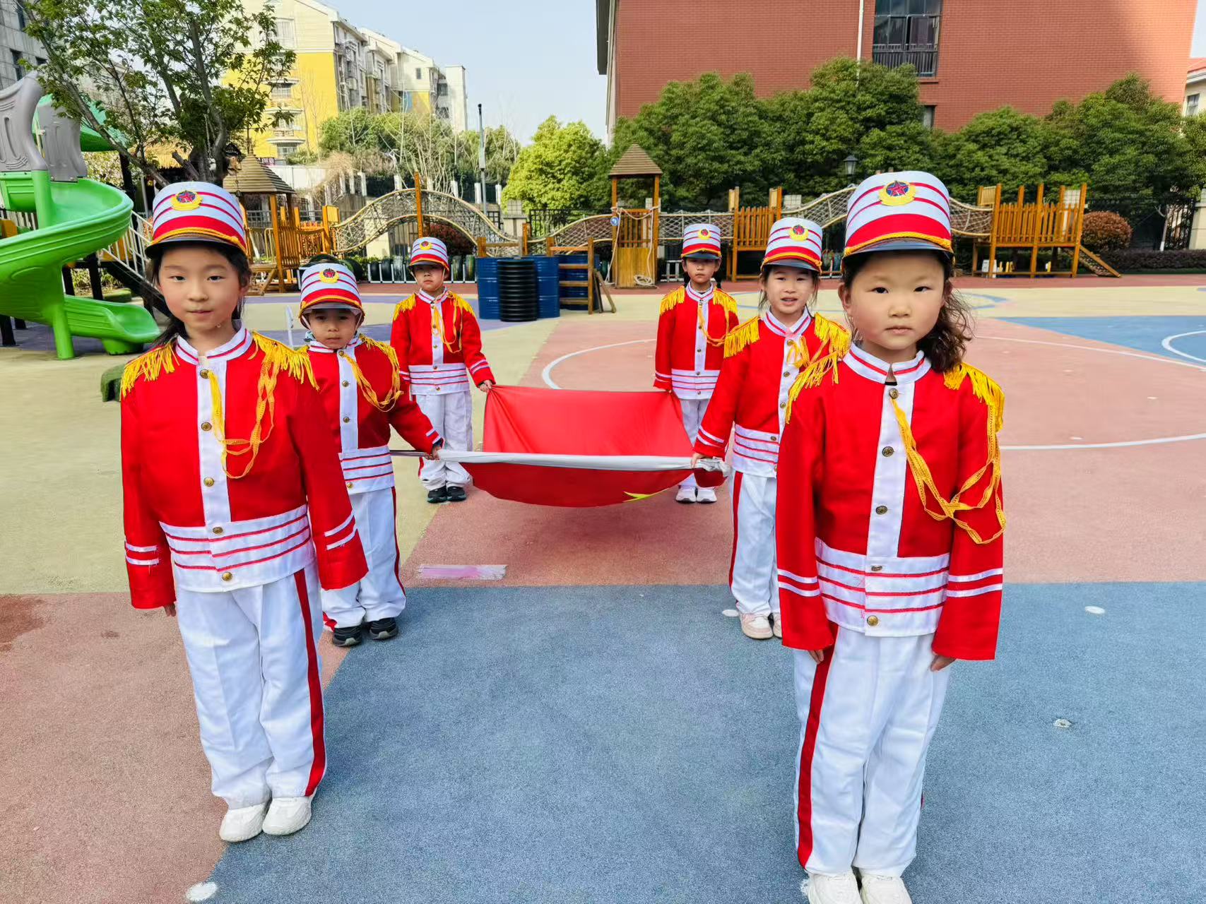 20250324【生活燕幼&middot;园区动态】新城分园——我是小小升旗手大五班升旗活动(1)_html_4199d42f.jpg