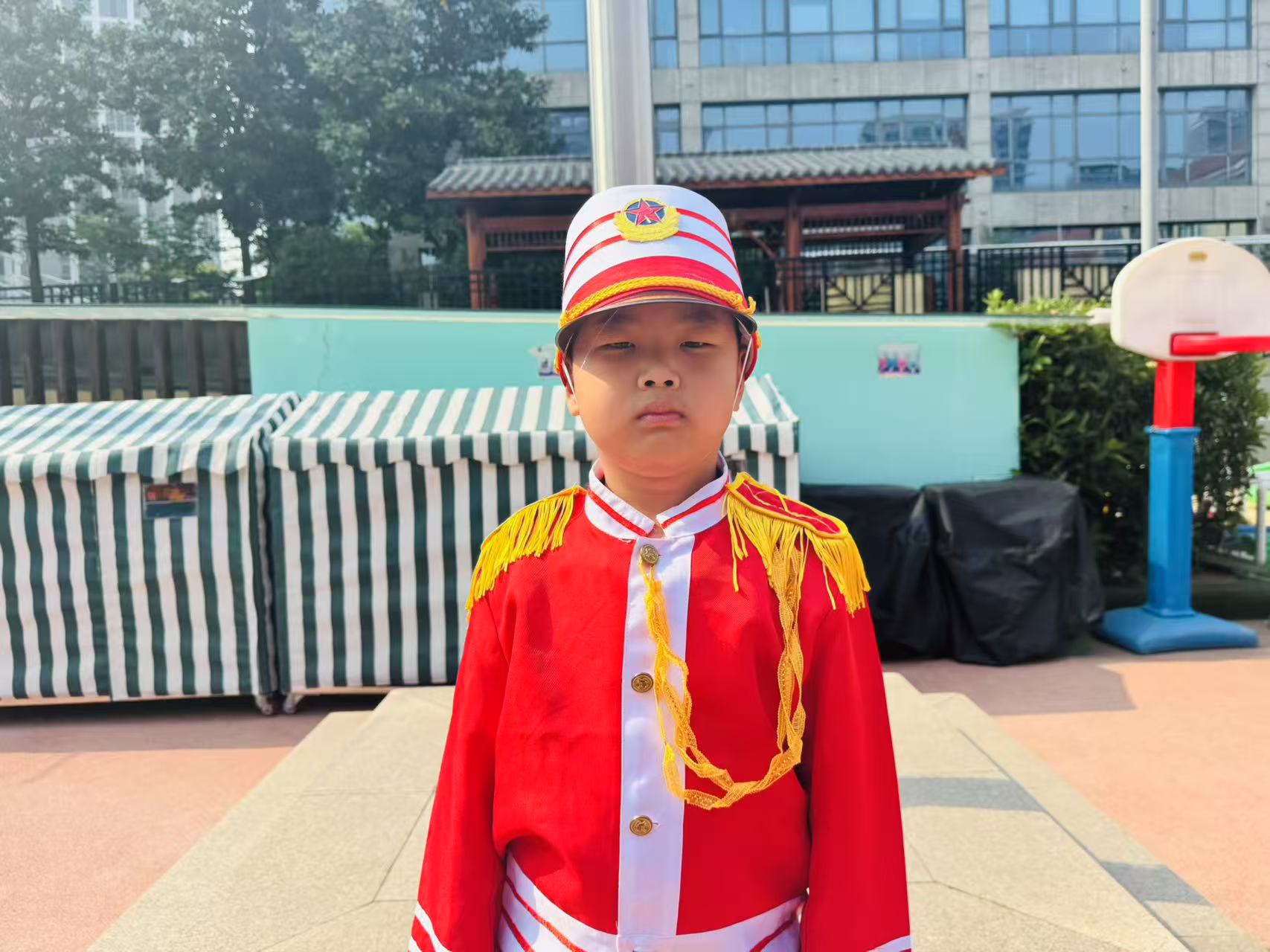 20250428【生活燕幼·园区动态】新城分园——我是小小升旗手大五班升旗活动_html_4669e3b5.jpg