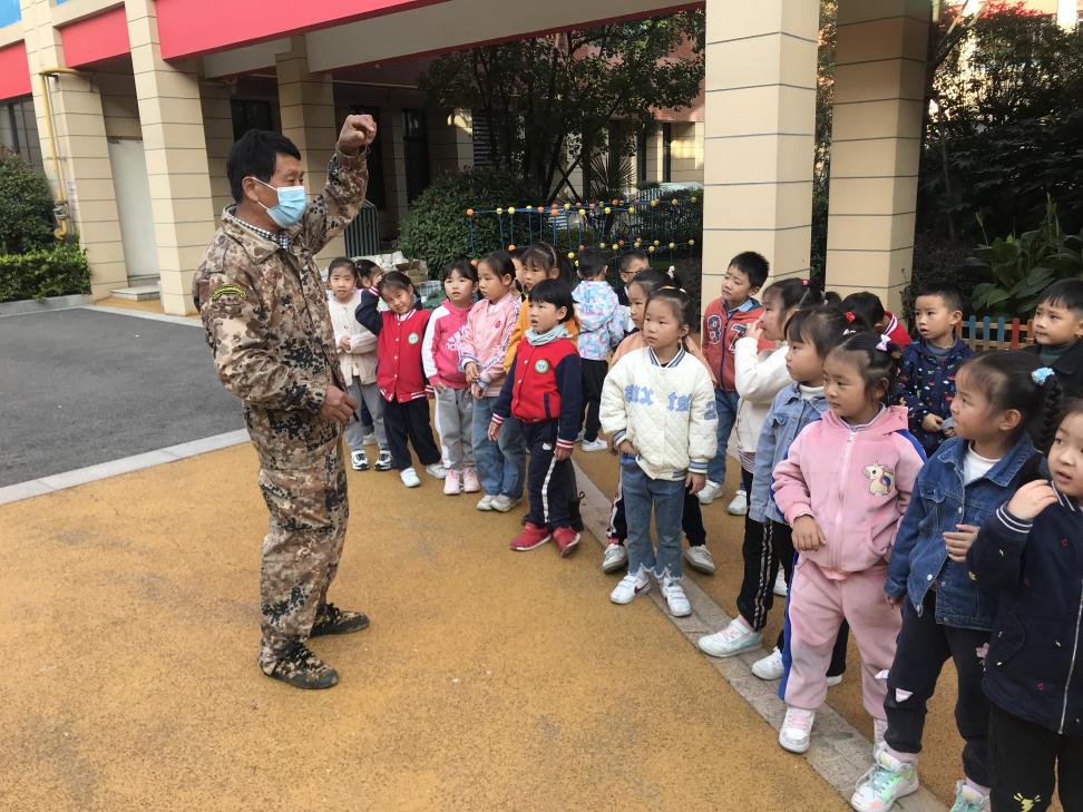 新城园 大班组家长进校园“种植团”活动新闻_html_m59d351d3.jpg