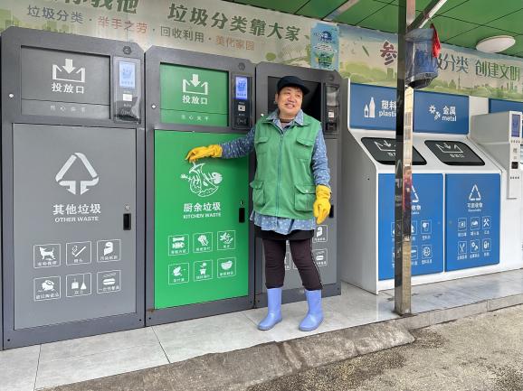 2023.5.6【生活燕幼∙园区动态】新城分园：垃圾不落地，社区更美丽—中五班、小一班社区活动_html_7600f02b.jpg