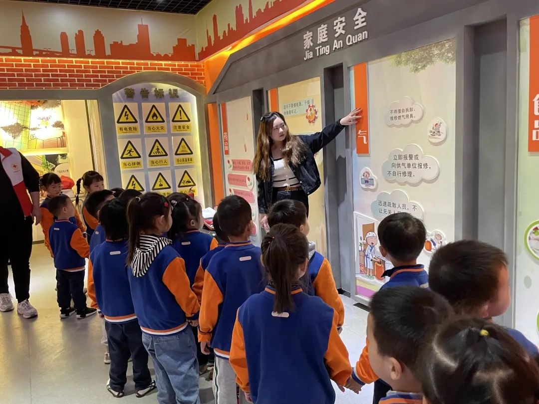20230426【生活燕幼·园区动态】燕鸣苑园区：关爱生命 关注民防——小班组社区活动_html_7e5ed4d8.jpg