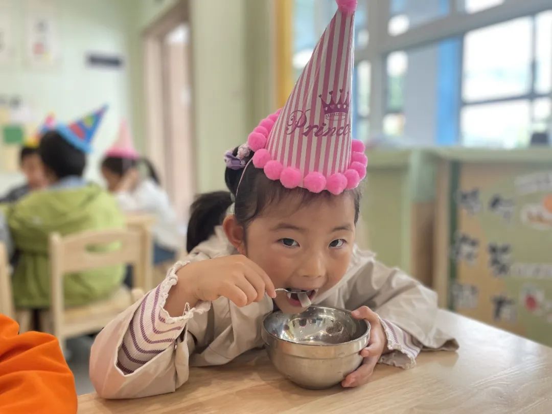 20230509【生活燕幼·园区动态】燕鸣苑分园：小小时光，岁岁成长——记五月“小桃子”集体生日会_html_17e11154.jpg