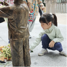 20251018【生活燕幼】“诞辰纪念行知先生 ，陶娃传承教育之光”——纪念陶行知诞辰134周年活动新闻稿_html_65e75f1e.png