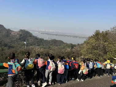20251121【生活燕幼·年级组动态】新城分园:自然探秘——大班年级组幕府山远足实践新闻稿_html_1da9c600.png