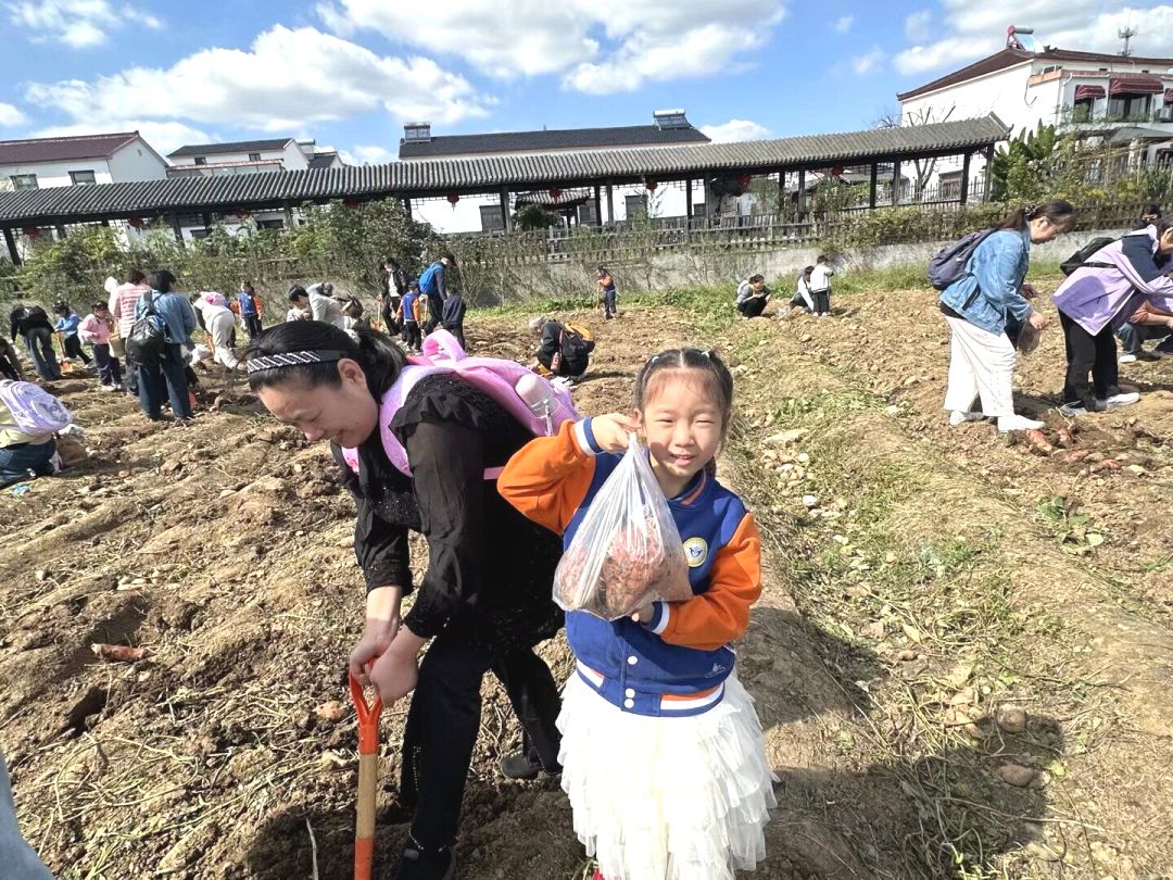 【生活燕幼·园区动态】下庙分园:大手牵小手,一起“趣”秋游——亲子秋游活动_html_m780b94ec.jpg