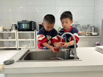 20241107【生活燕幼&middot;园区动态】燕鸣苑分园：“糖霜飘满园”——舌尖上的节气之立冬_html_70ef6749.jpg