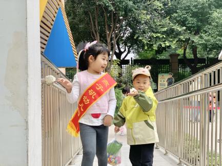 【生活燕幼·年级组动态】下庙分园：“大带小，乐成长”——小班幼儿成长纪实_html_48427792.jpg