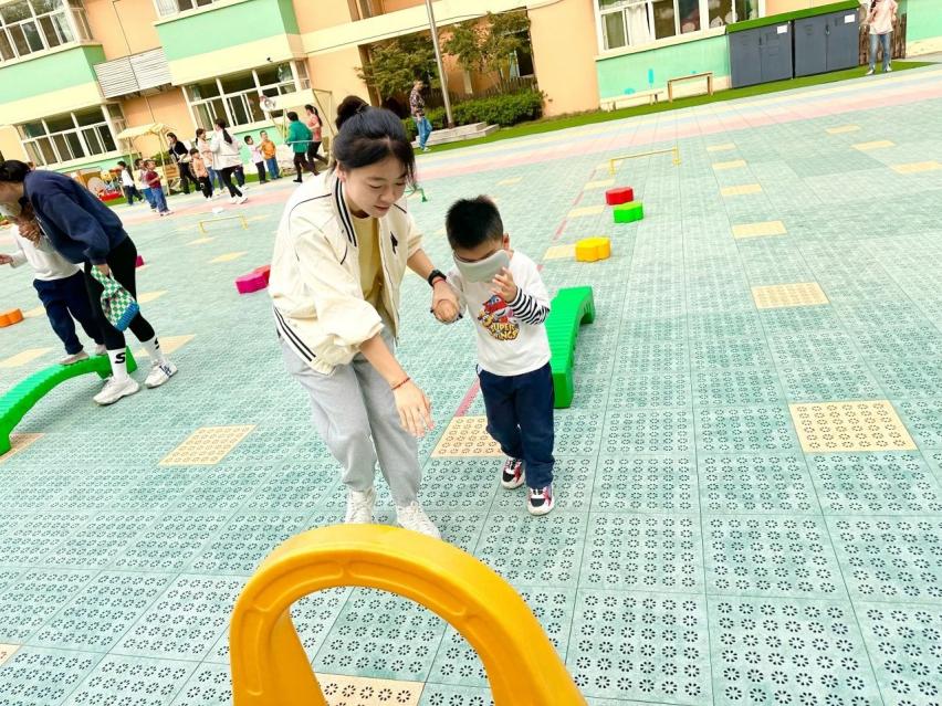 【生活燕幼·年级组动态】下庙分园：“大手牵小手，一起来运动”——中班半日开放暨亲子运动会活动_html_1ba1a978.jpg
