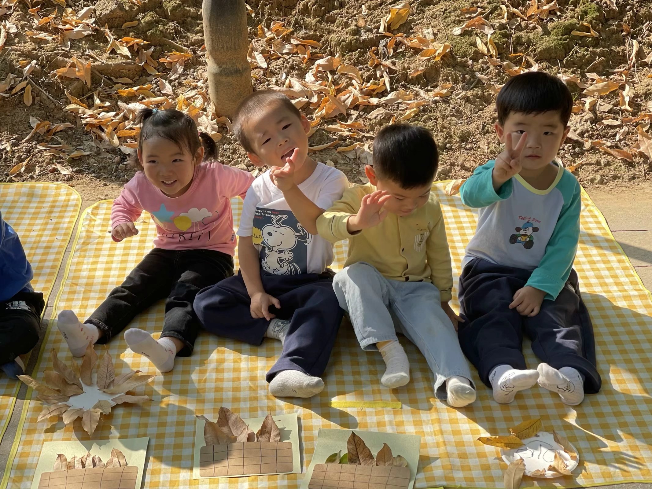 【生活燕幼·年级组动态】下庙分园：“走进公园，收集秋意”——小班组社区活动(1)_html_664bf4cd.jpg