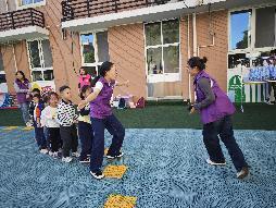 20231101大学生志愿者走进燕子矶幼儿园_html_m3389a604.jpg