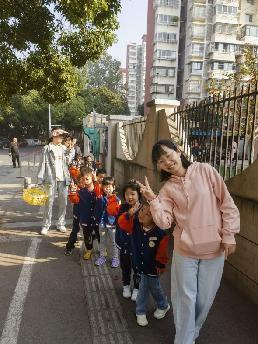 2023.10.26 小班年级组社区活动_html_c7bf58e.jpg