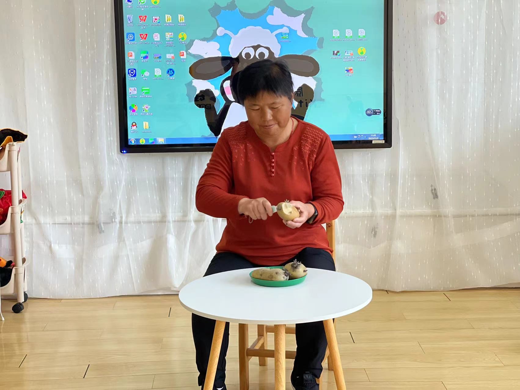【生活燕幼·年级组动态】下庙分园：“拾秋季，探种植”——小班组种植团活动(1)_html_7ee6aa91.jpg